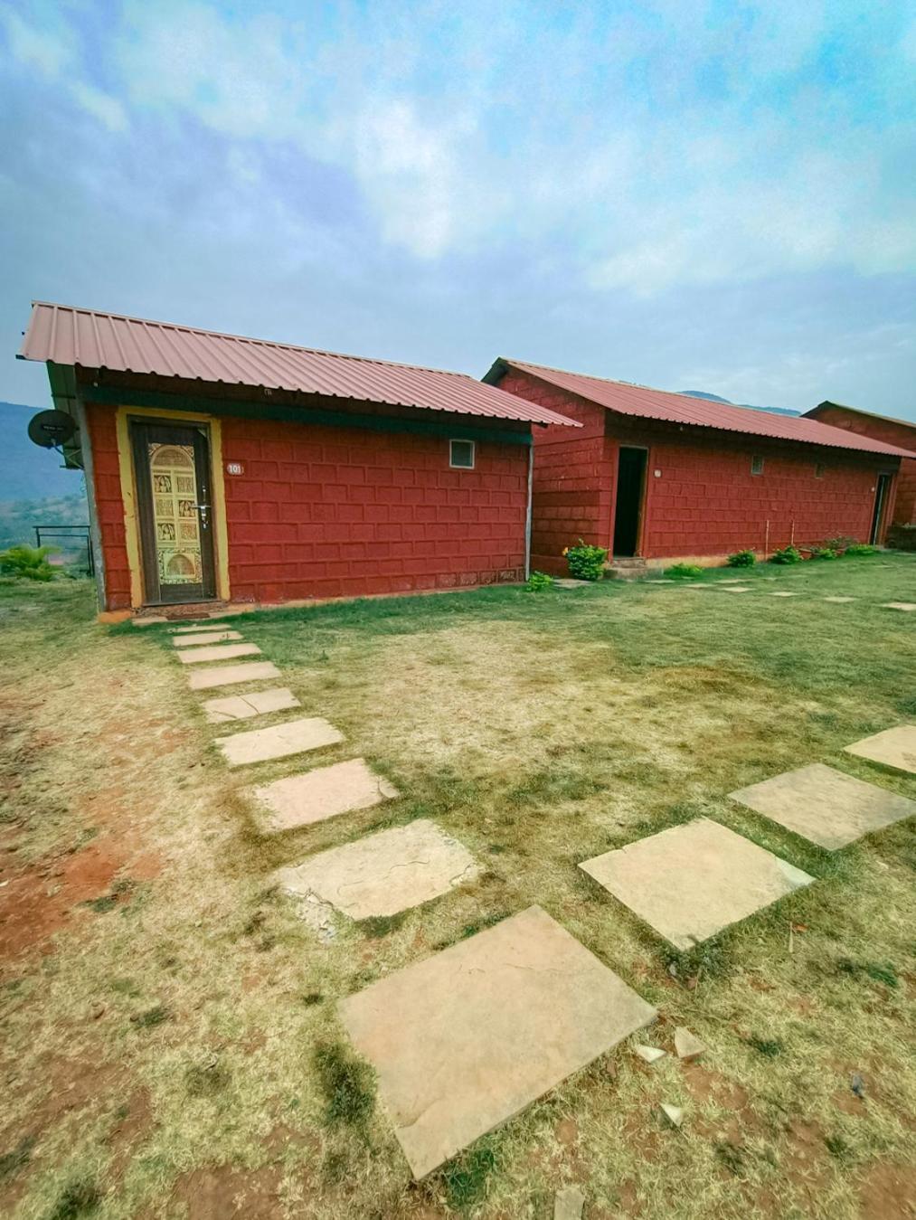 Mysticstays Resort Wai Екстериор снимка